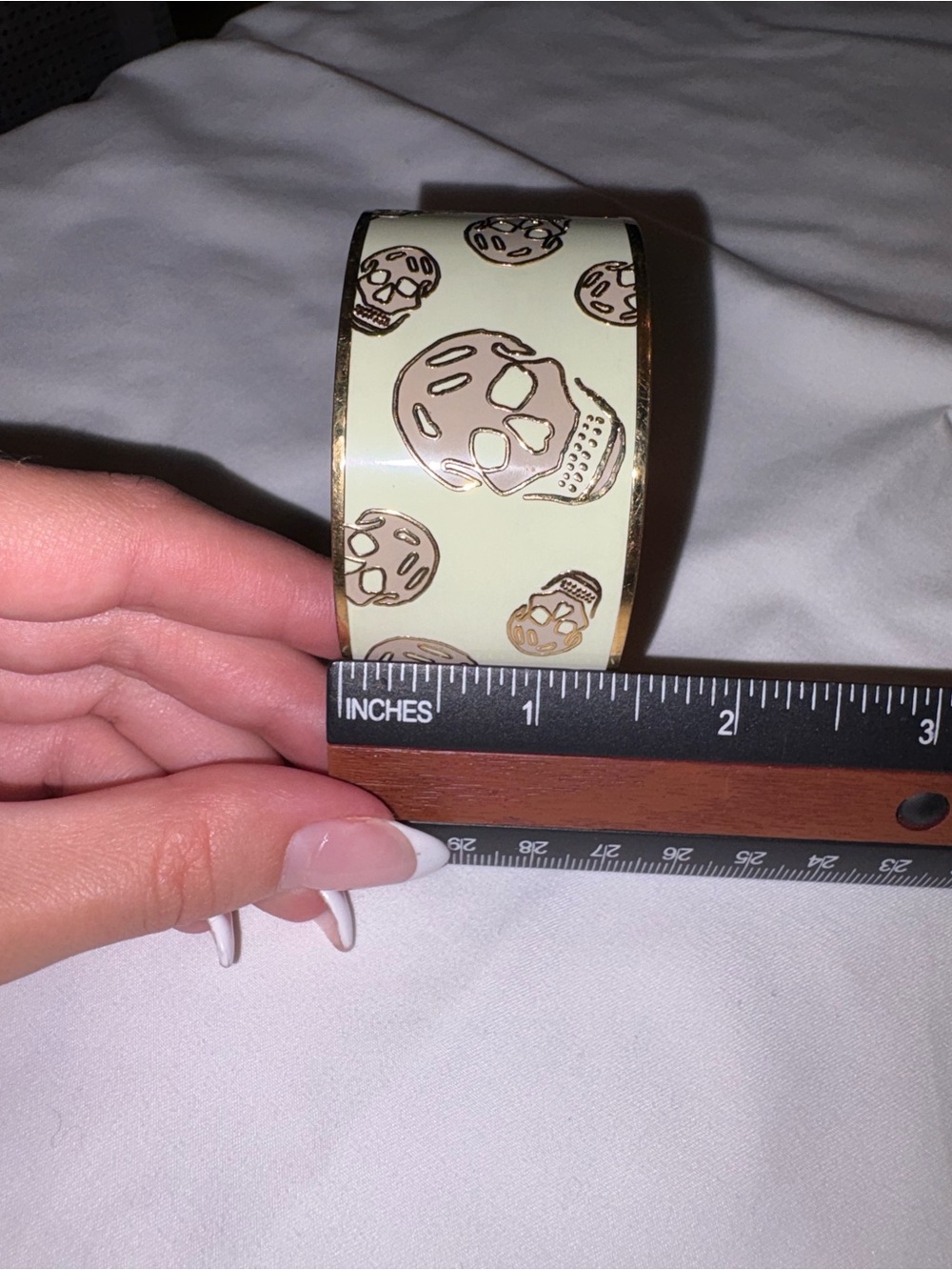 Alexander McQueen Cream and Gold Skull Enamel Bangle Set - Picture 11 of 11